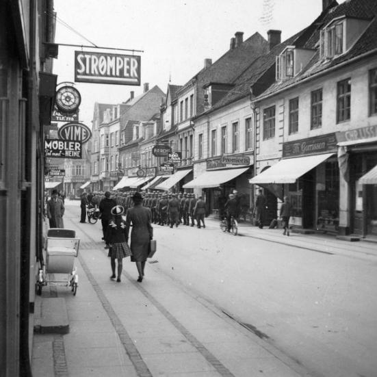 Tyske soldater marcherer gennem Nørregade. (Fotograf: ukendt.) (Foto: Vejle Stadsarkiv, nr. B53929.)